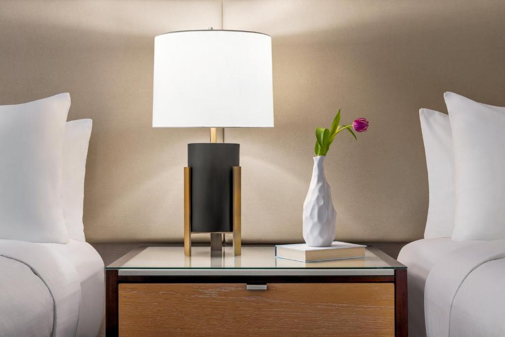 Postel nebo postele na pokoji v ubytování Crowne Plaza Edison by IHG