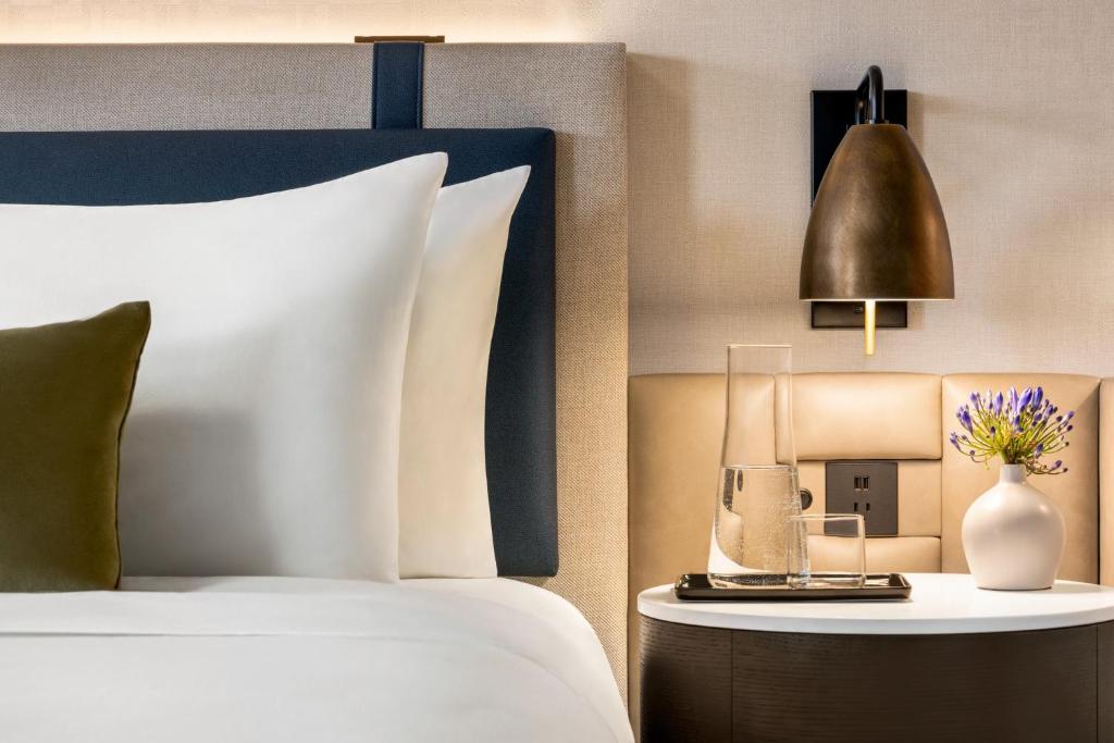 Postel nebo postele na pokoji v ubytování Crowne Plaza Edison by IHG