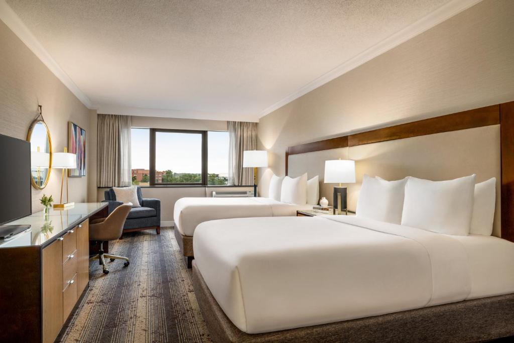 Postel nebo postele na pokoji v ubytování Crowne Plaza Edison by IHG