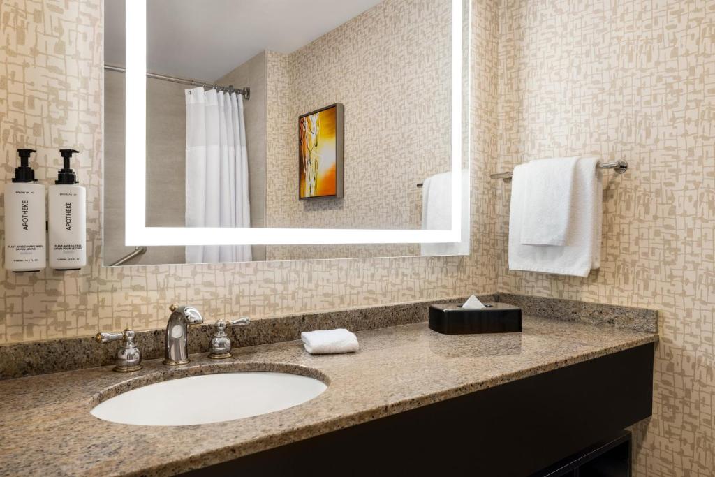 Koupelna v ubytování Crowne Plaza Edison by IHG