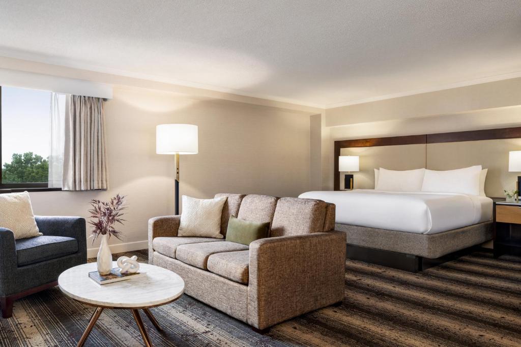 Postel nebo postele na pokoji v ubytování Crowne Plaza Edison by IHG