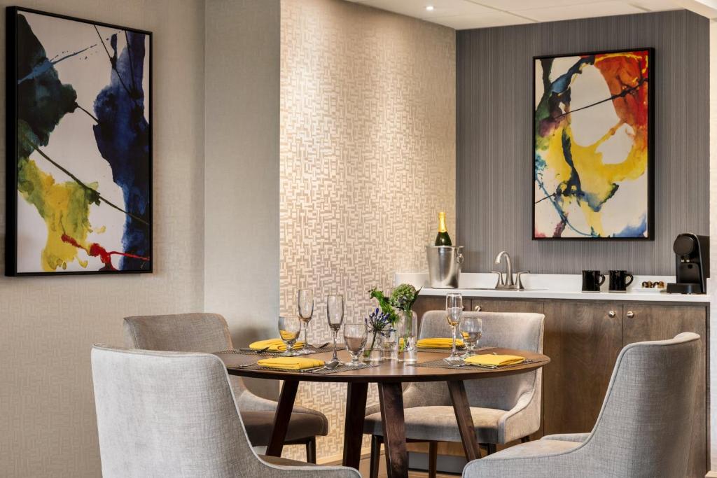 Posezení v ubytování Crowne Plaza Edison by IHG