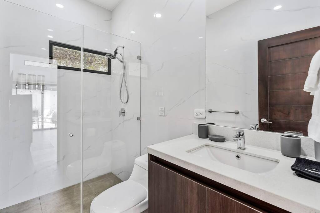 Koupelna v ubytování CU19 New 3 Bdrm Mod Home with Casita Prv Pool
