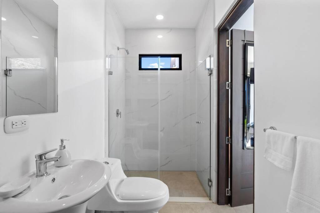 Koupelna v ubytování CU19 New 3 Bdrm Mod Home with Casita Prv Pool