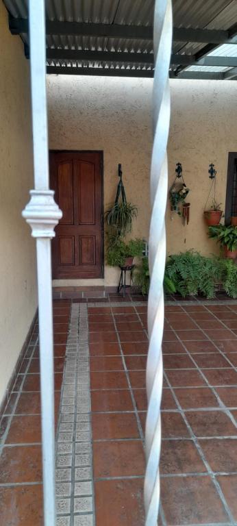 una puerta delantera de una casa con porche en Departamento amplio en Alta Córdoba con cochera, en Córdoba