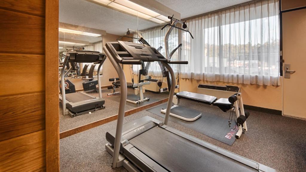 Fitness centrum a/nebo fitness zařízení v ubytování Best Western Executive Inn
