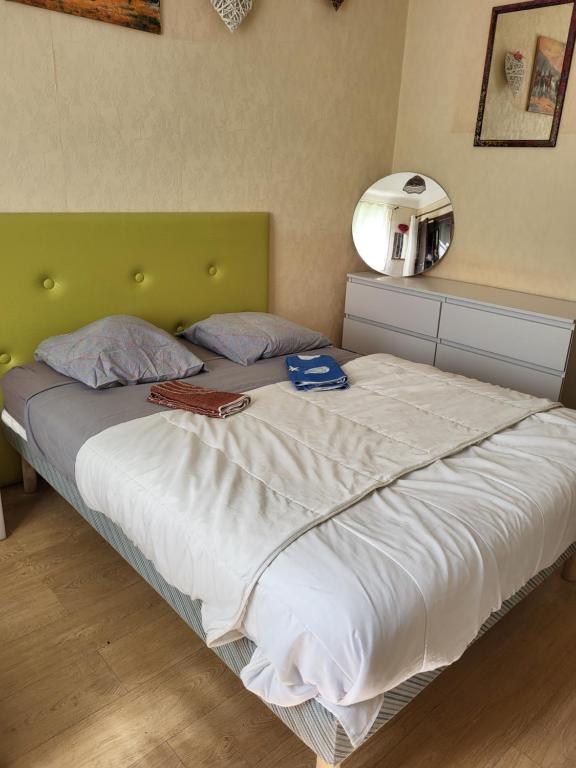 une chambre avec un grand lit avec une tête de lit verte dans l'établissement 2 pieces pour 4 personnes proche tram, à Nice