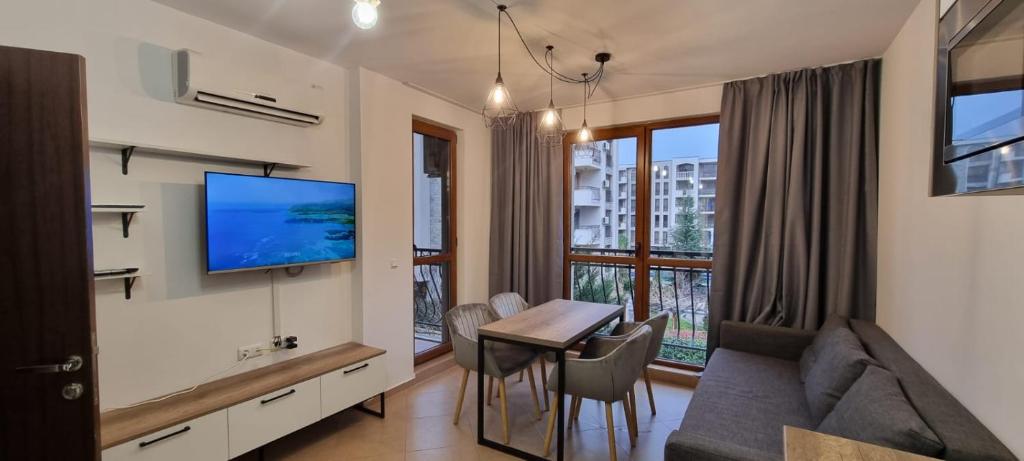 TV a/nebo společenská místnost v ubytování Luxury Apartments in Cascadas Family Resort Sunny Beach