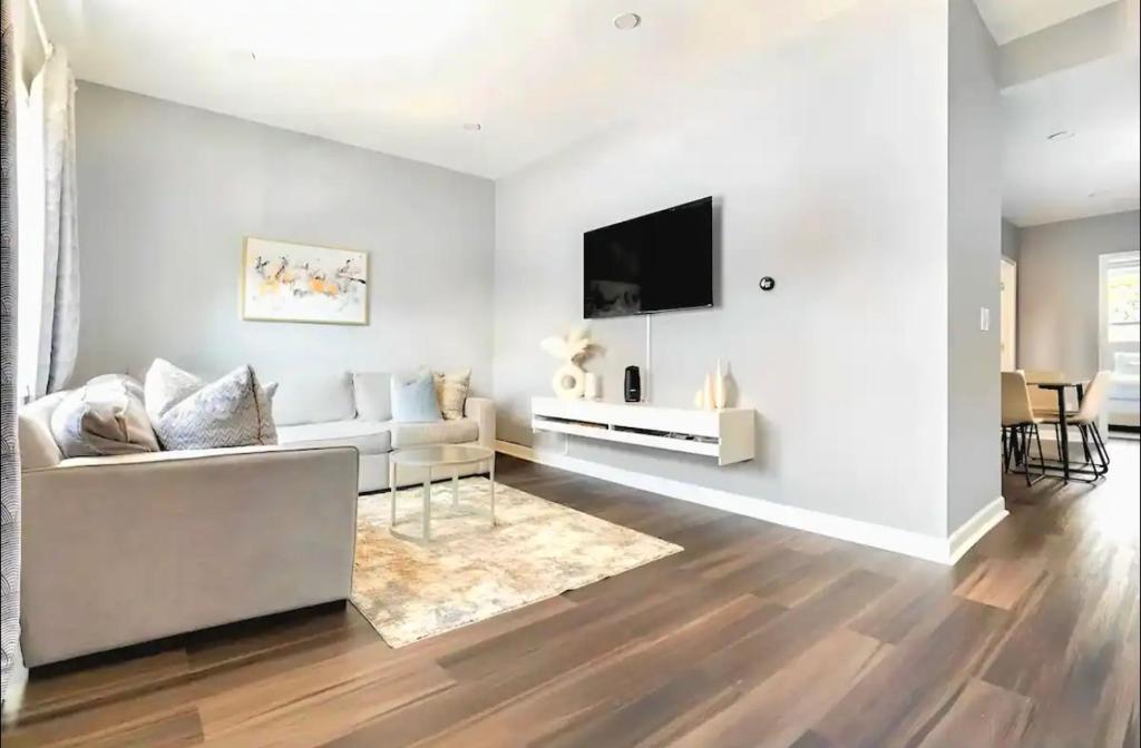 Stylish House 20 min to NYC up to 8 People