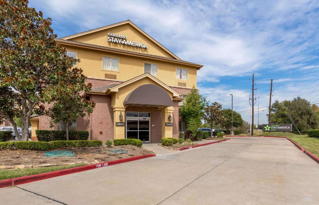 Un edificio con un cartel en el frente. en Extended Stay America Select Suites - Houston - Sugar Land, en Sugar Land