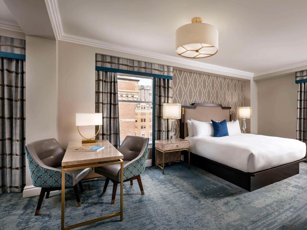 Postel nebo postele na pokoji v ubytování Fairmont Empress Hotel