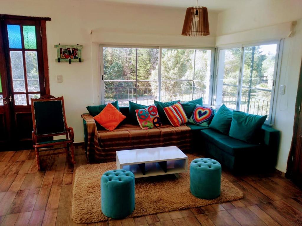 ein Wohnzimmer mit Sofa und Tisch in der Unterkunft Luminosa casa en El Volcán in El Volcán