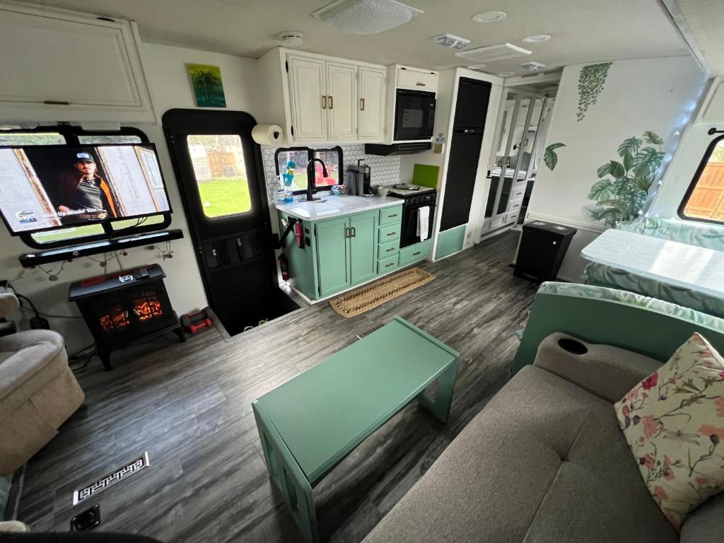 Posezení v ubytování Balkans RV and Hottub Backyard Retreat