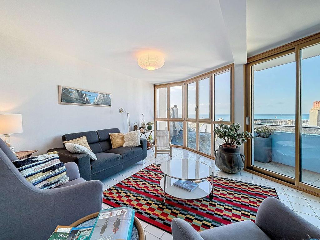 un salon avec un canapé et une table dans l'établissement Appartement lumineux avec ascenseur, balcon et wifi gratuit à Granville - FR-1-361-123, à Granville