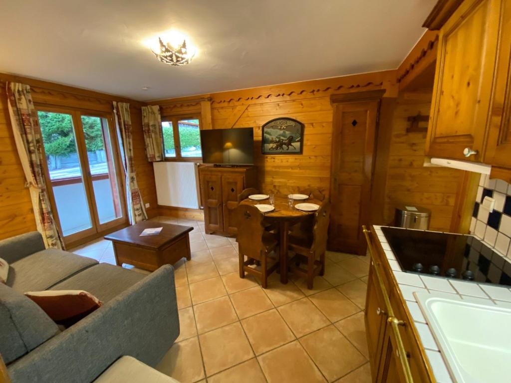 un salon avec un canapé et une table dans l'établissement Appartement 2 pièces 4 personnes à Méribel Village, pieds des pistes, piscine chauffée - FR-1-411-946, à Les Allues