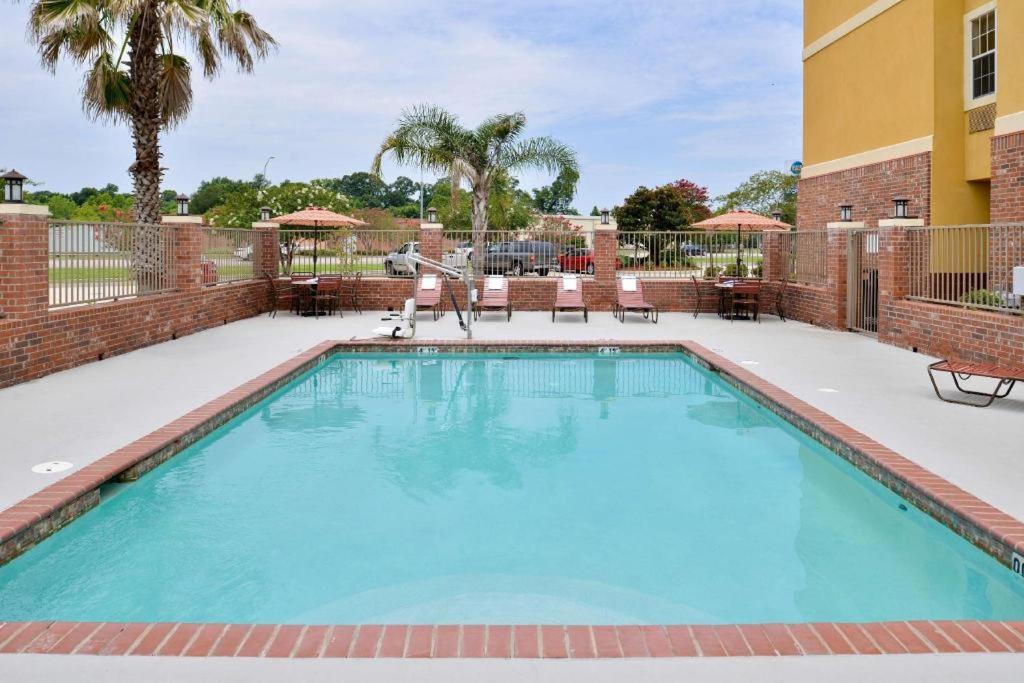 Bazén v ubytování Best Western Plaquemine Inn nebo v jeho okolí