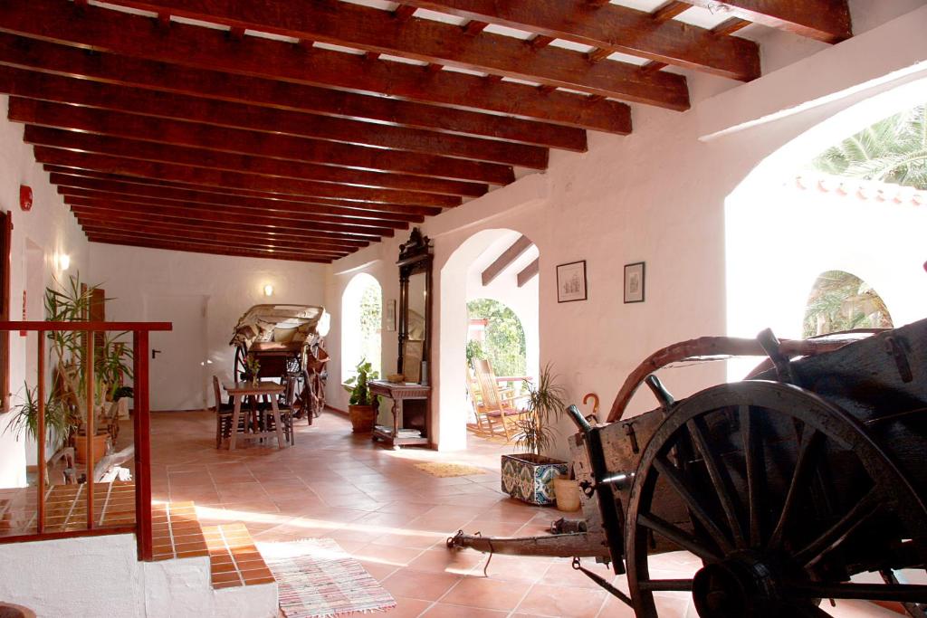 a living room with a wooden ceiling at Agroturismo Matxani Gran in Sant Climent