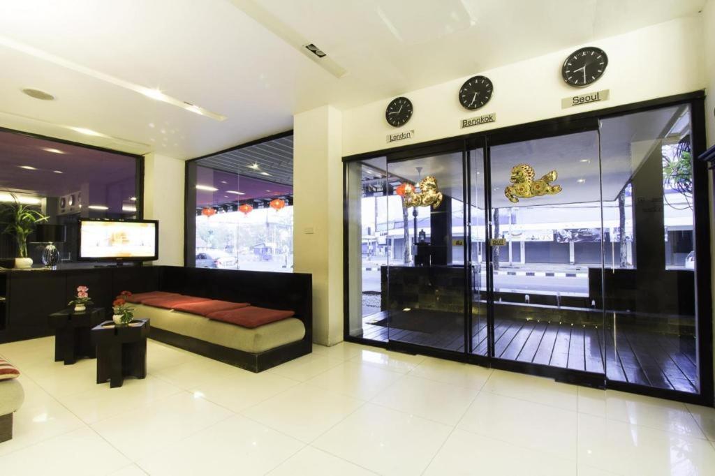 乌汶The Ratchathani Hotel的客房设有床和大窗户。