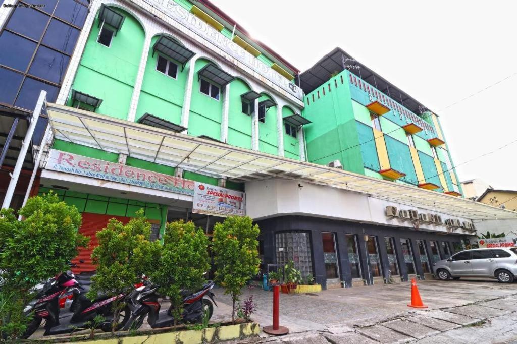 un edificio con motocicletas estacionadas frente a él en Residence Hotel Medan, en Medan