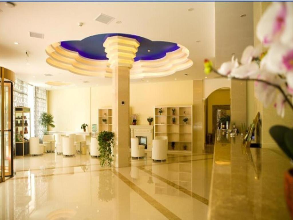 eine Lobby mit einem großen blau-gelben Regenschirm in der Unterkunft GreenTree Inn Xiangshan Transportation Center Bai Hua Road in Xiangshan