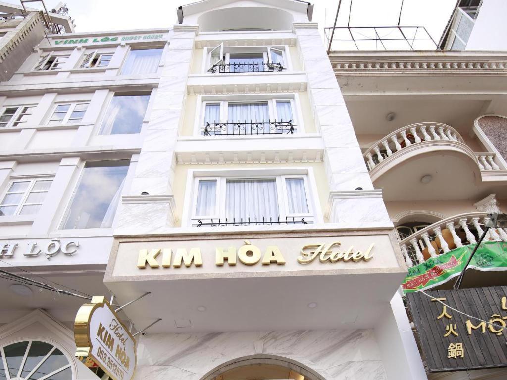 un edificio con un cartello di Kim Hoganitz sopra di Kim Hoa Hotel a Da Lat
