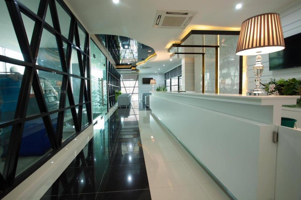 Ο χώρος του λόμπι ή της ρεσεψιόν στο Thanburi Hotel