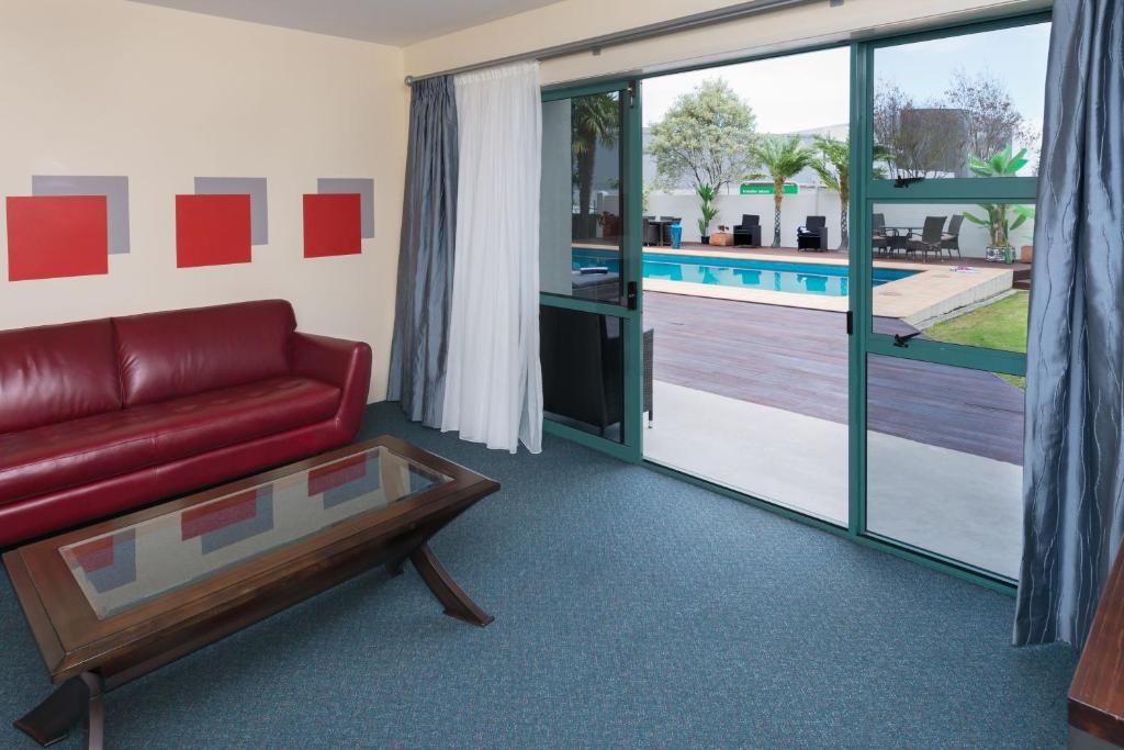 Bazén v ubytování Te Tiriti Motel nebo v jeho okolí