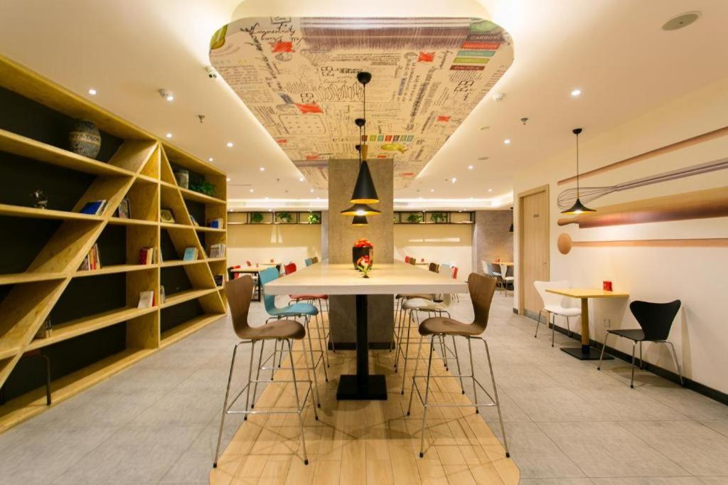 a dining room with a table and chairs at ibis Xian Lintong Huaqing Hot Spring Hotel in Xi'an