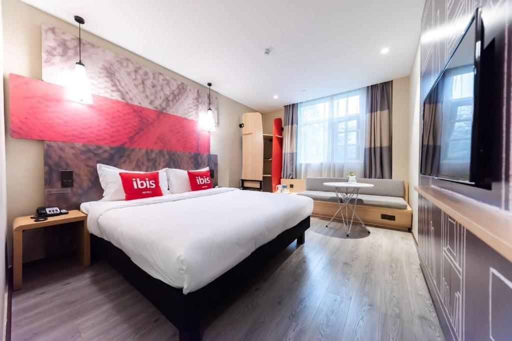 TV a/nebo společenská místnost v ubytování Ibis Hotel Yixing Longbeishan Forest Park