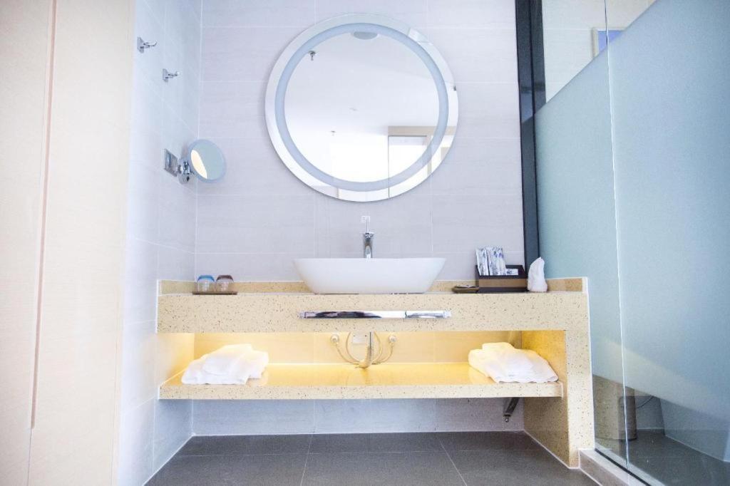 a bathroom with a sink and a mirror at Lavande Hotels Liuyang Economic and Technology Development Zone in Liuyang