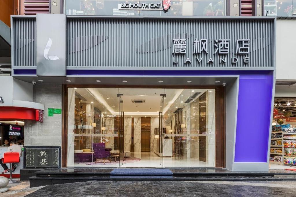 une devanture de magasin avec un Apple Store dans l'établissement Lavande Hotel Guangzhou Jingxi Southern Hospital Metro Station, à Canton