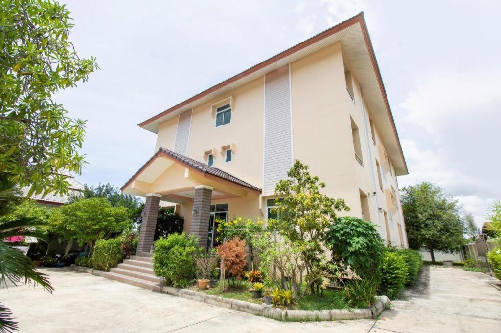 une maison avec quelques plantes devant dans l'établissement OYO 904 Mai Thai Place, à Hua Hin