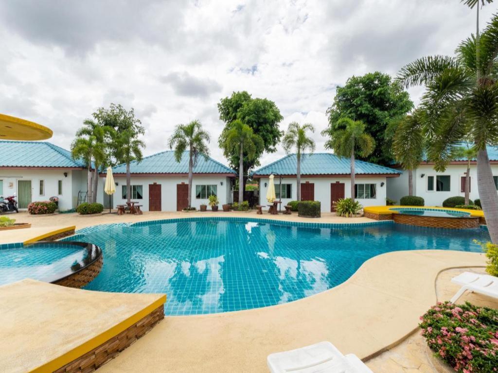 Bazén v ubytování OYO 1131 Rendezvous Resort and Restaurant nebo v jeho okolí