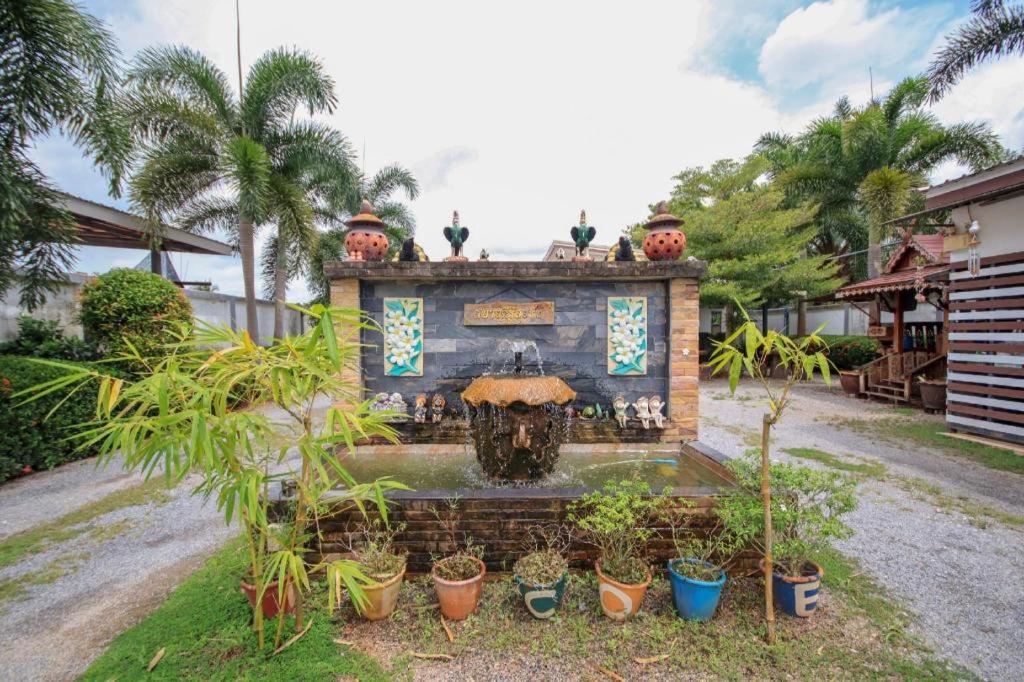 Ban Tha KupOYO 1091 Sabye Dee Resort @soikotang的一座建筑前的喷泉