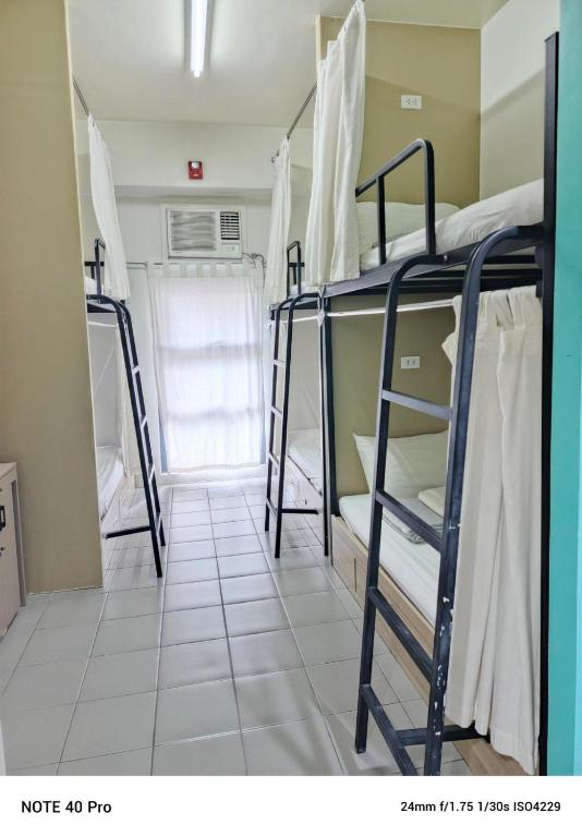 Palanda nebo palandy na pokoji v ubytování The City Flats Amorsolo