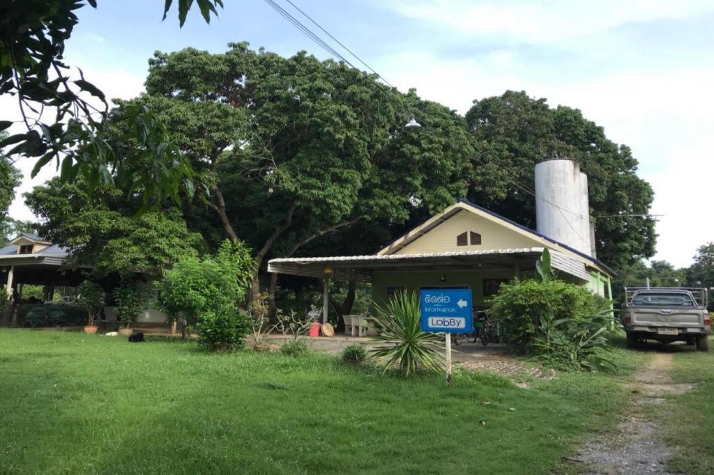 une maison avec un panneau bleu devant dans l'établissement OYO 75380 Bannoichynum Resort Kanchanaburi, à Ban Tha Kilen (1)
