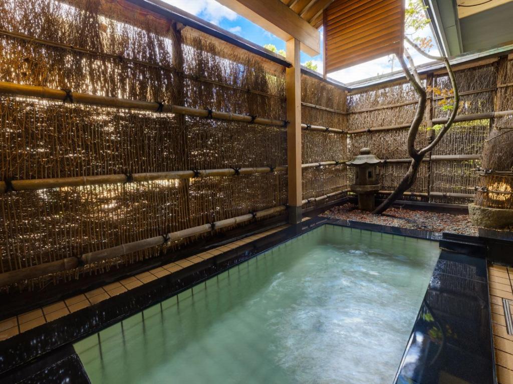 Bazén v ubytování Otowaya Ryokan nebo v jeho okolí