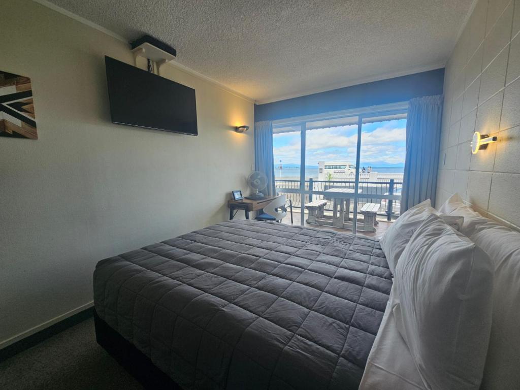 Postel nebo postele na pokoji v ubytování Tui Oaks Motel