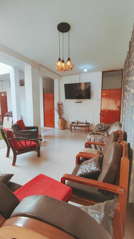 TV a/nebo společenská místnost v ubytování CASA RICARDO PALMA con PISCINA
