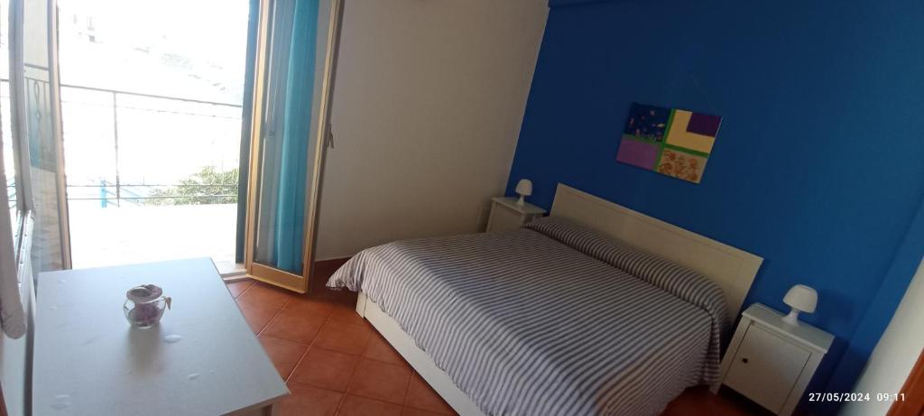 a small bedroom with a bed and a table at La Casa Gialla in Trabia