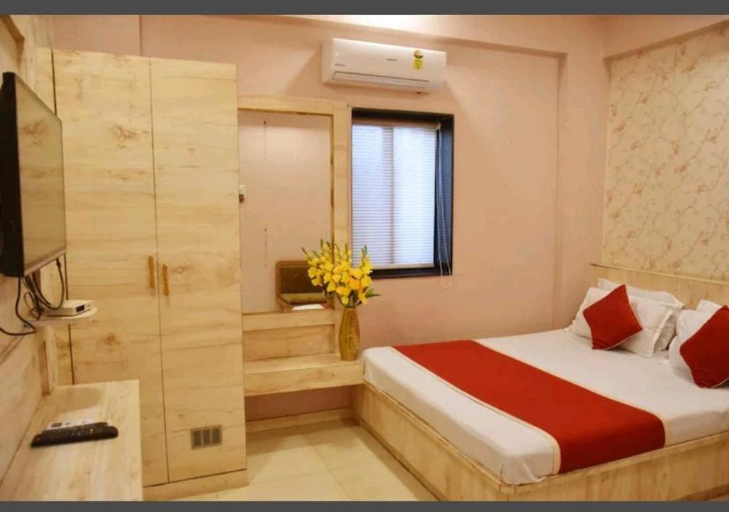 Postel nebo postele na pokoji v ubytování Hotel Saideep Villas, Shirdi