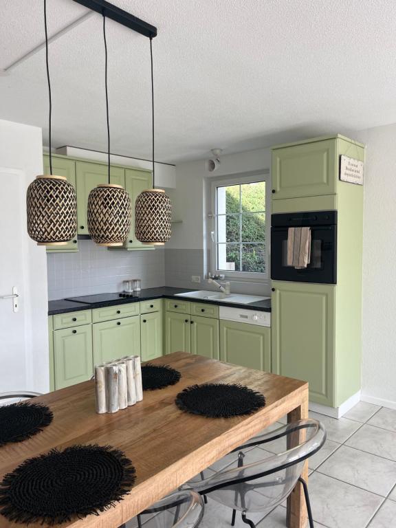 Kuchyň nebo kuchyňský kout v ubytování Boho appartement dans villa à Grandson