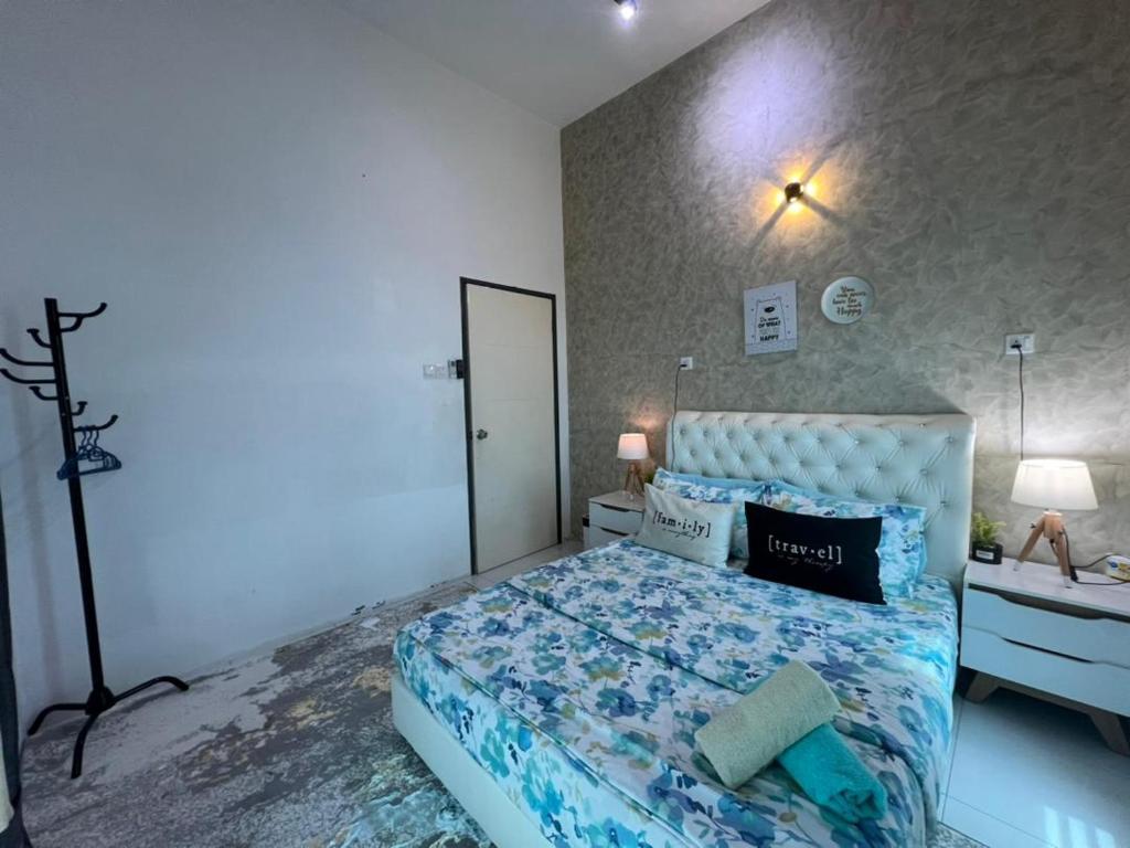 a bedroom with a bed and a dresser and a mirror at Sawah padi Banglo Corner Lot 4 Bilik dan Ruang Tamu Aircond dan Free wifi 500m dari Hospital Sultanah Bahiyah Alor Setar in Langgar