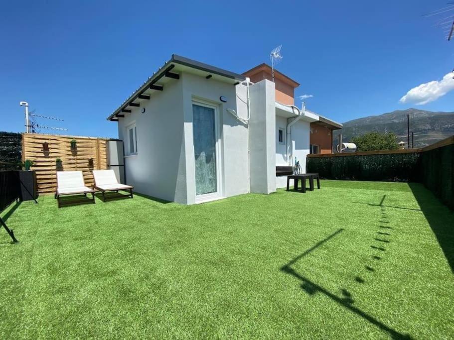 Vonkajšia záhrada v ubytovaní Rooftop Apartment with Garden in Ioannina