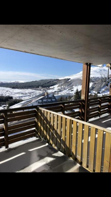- une vue sur un champ enneigé depuis une clôture dans l'établissement Grand appartement piscine, à Besse-et-Saint-Anastaise
