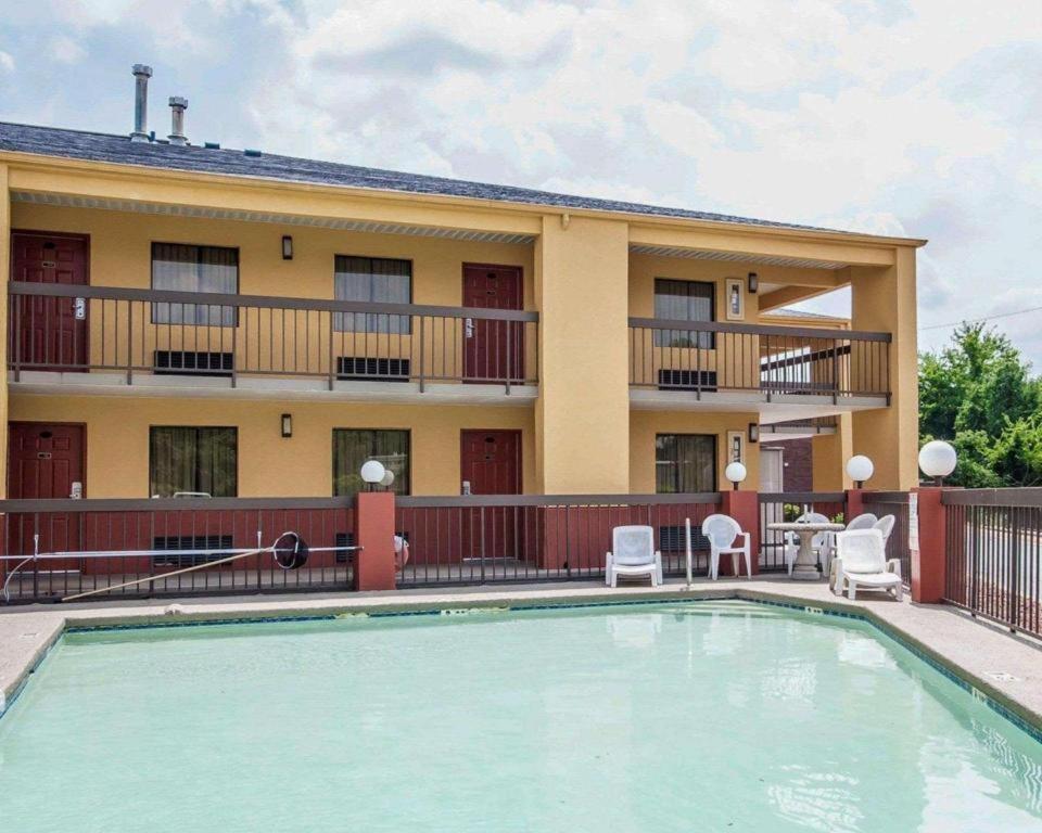 Bazén v ubytování Econo Lodge Inn & Suites Tuscaloosa I-20 nebo v jeho okolí