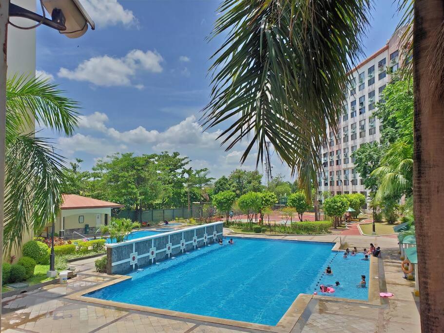 Bazén v ubytování Fully-furnished 2BR Condo in Pasig, Cainta nebo v jeho okolí