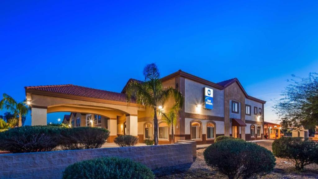 une grande maison avec une allée dans l'établissement Best Western Tolleson Hotel, à Phoenix