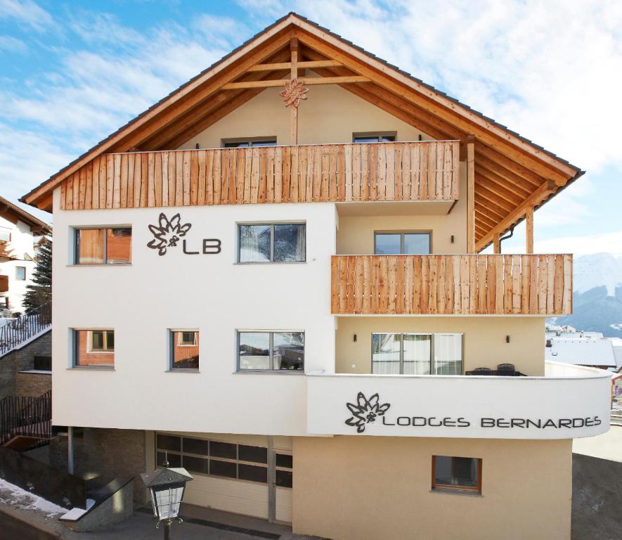 a building with a wooden roof at Apart Lodges Bernardes in Fiss