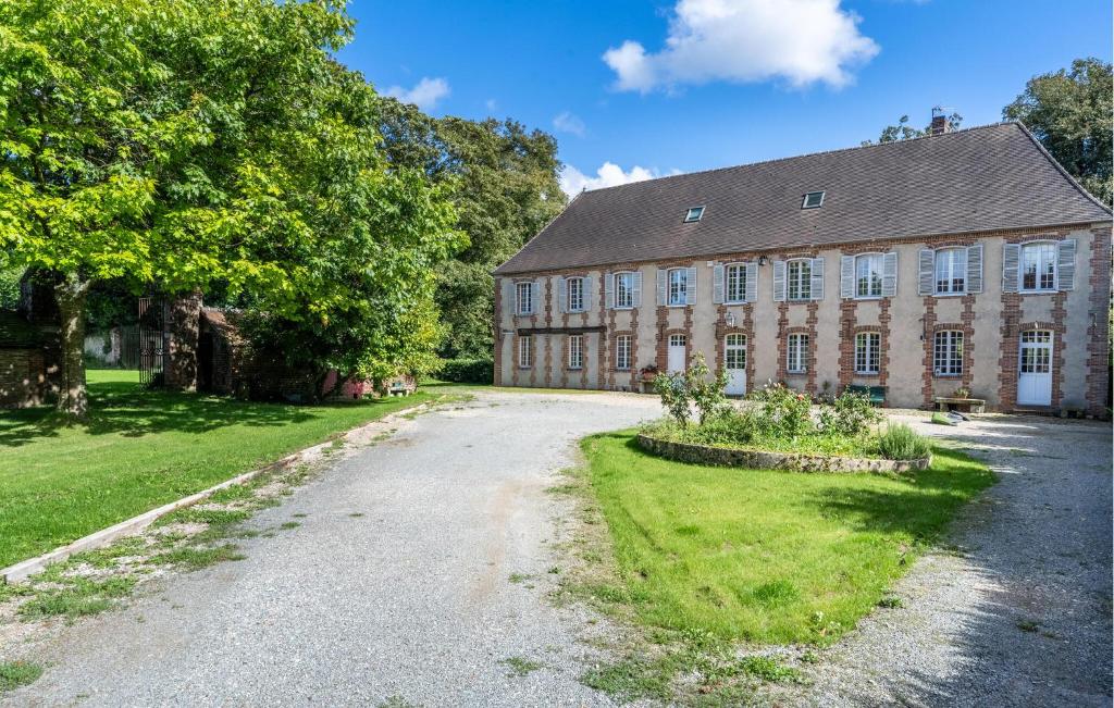 una vecchia casa con un vialetto davanti di Magnifique Maison Avec Piscine a Villotran